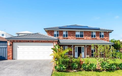 Property building, Garden, Garden, Garden view, Parking