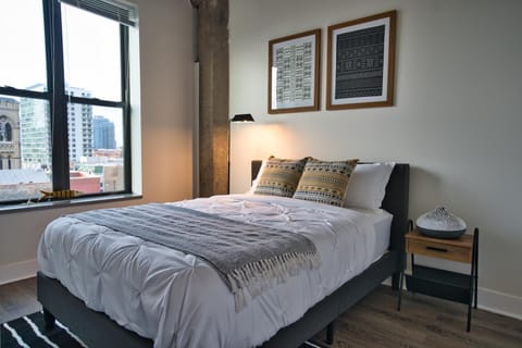 South Loop 2BR Getaway with Smart TVs & Optional Parking Near McCormick Place, Museum Campus & Downtown Apartment in South Loop