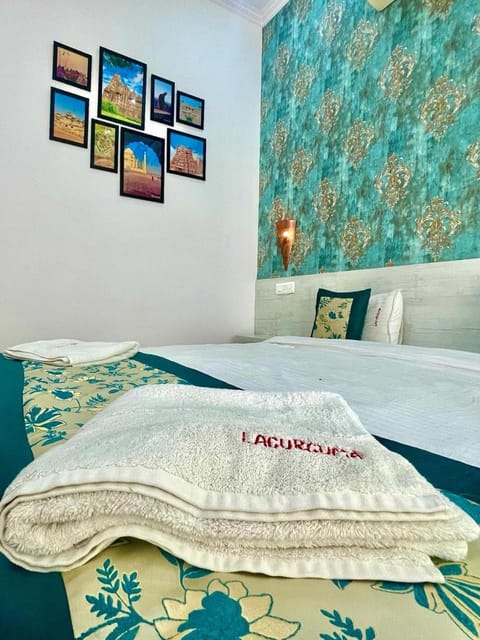 Bedroom, towels
