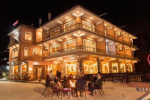 Restaurant/places to eat, People, Location