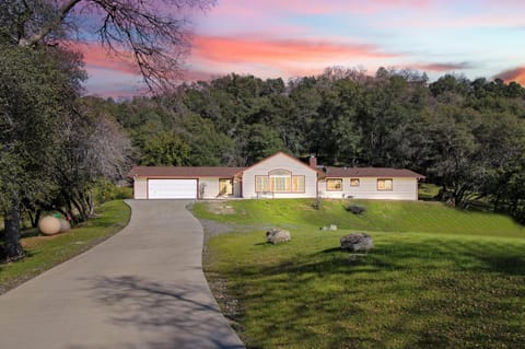 Property building, Day, Natural landscape, Garden, Garden view