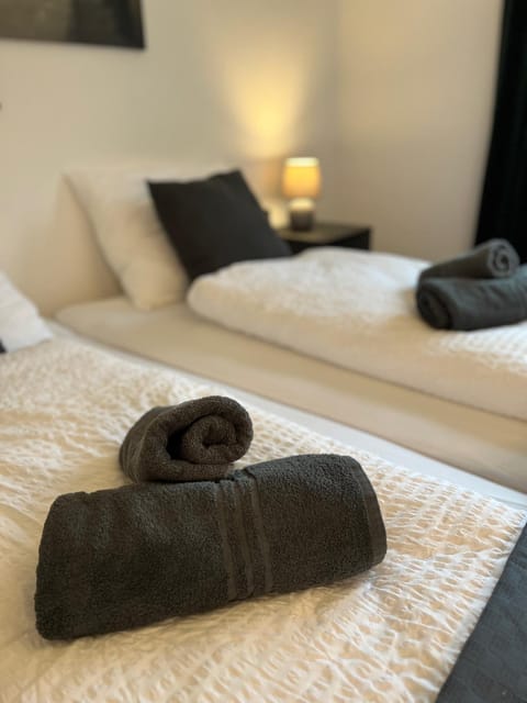 Bed, Bedroom, towels