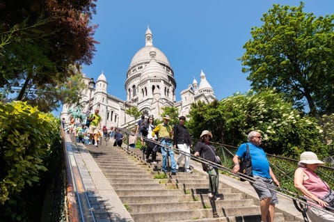 Nearby landmark, Day, Landmark view, group of guests
