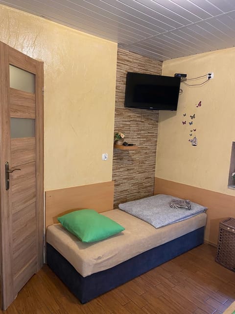 Bed, TV and multimedia, Photo of the whole room, Bedroom, towels