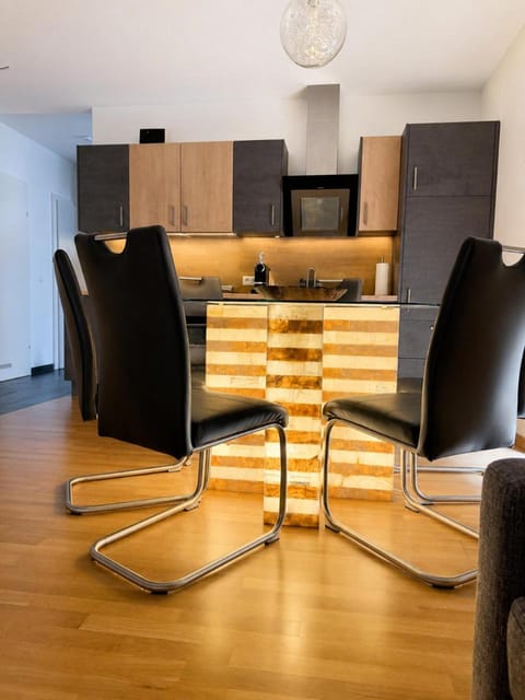 Kitchen or kitchenette, Seating area
