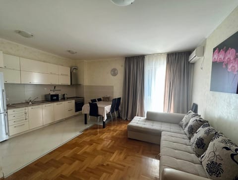 Kitchen or kitchenette, Living room, Seating area, Dining area, minibar, stove