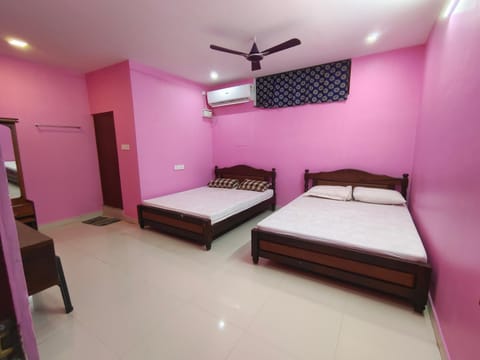 Bed, TV and multimedia, Photo of the whole room, Bedroom, fireplace, air conditioner
