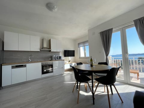 Kitchen or kitchenette, Dining area, Sea view