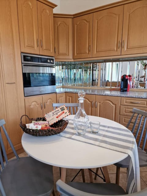 Kitchen or kitchenette, Food and drinks, Dining area, Food, pet friendly