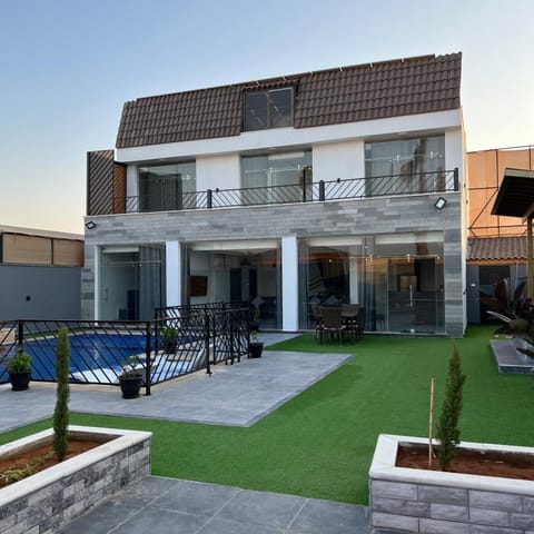 Property building, Day, Garden, Swimming pool