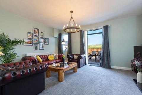 Auckland View - a comfy & spacious 4bed with views House in England