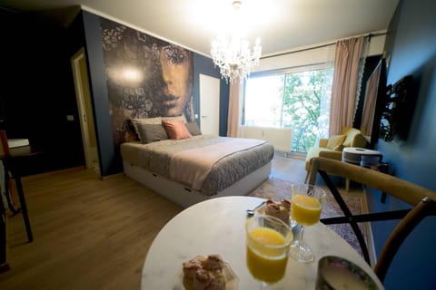 Bed, TV and multimedia, Food and drinks, Photo of the whole room, Seating area, Dining area, Bedroom, Drinks