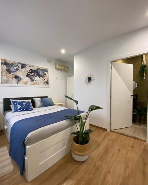Bed, Photo of the whole room, Bedroom, wardrobe, air conditioner