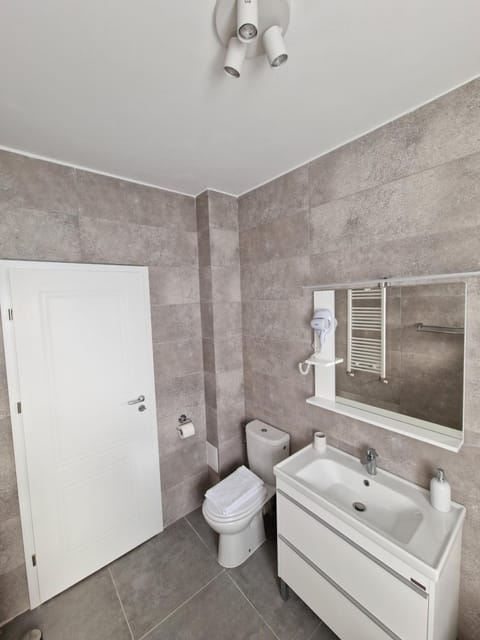 Shower, Bathroom, Bath, towels