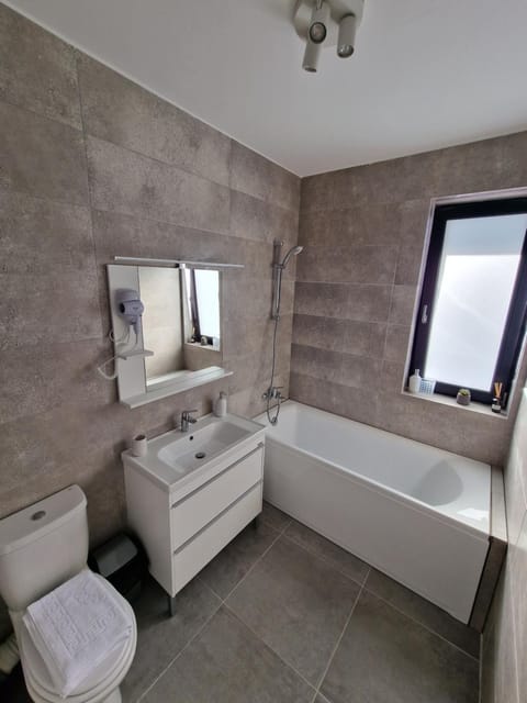 Shower, Toilet, Bathroom, Bath, heating, towels