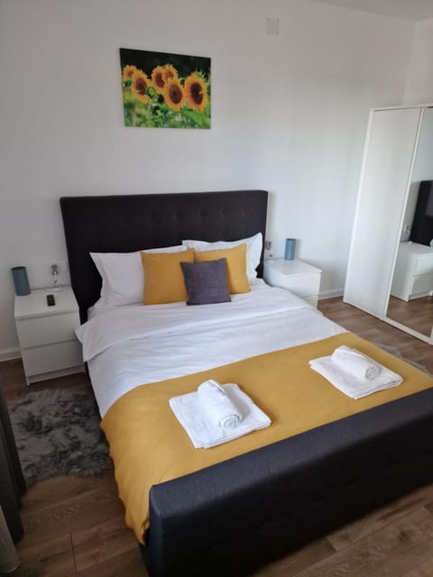 Bed, Photo of the whole room, Bedroom, towels