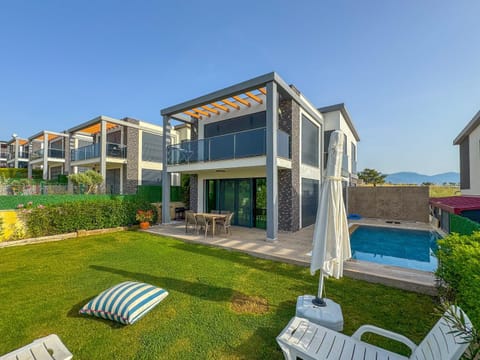 Property building, Patio, Spring, Day, Garden, Balcony/Terrace, Garden view, Pool view, Swimming pool, Swimming pool, sunbed