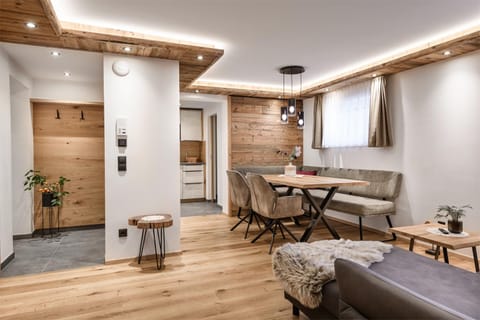 Kitchen or kitchenette, Living room, Seating area, Dining area