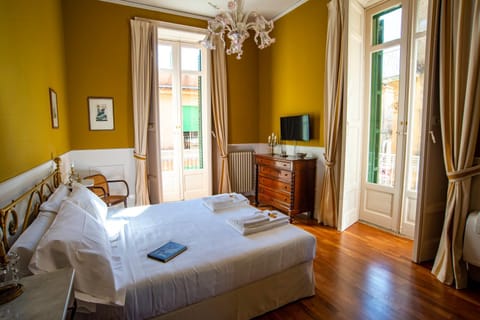 Bed, TV and multimedia, Photo of the whole room, Bedroom, towels