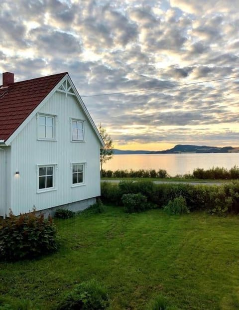 Property building, Natural landscape, Sea view, Sunrise, Sunset