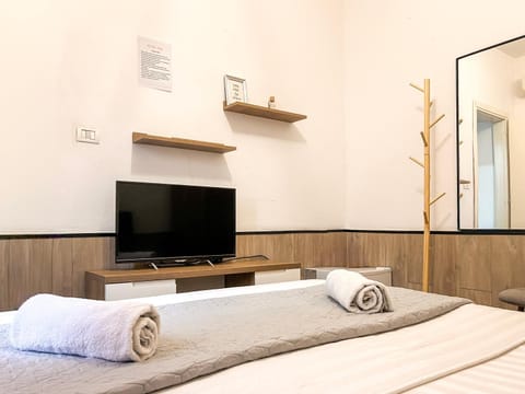 Bed, TV and multimedia, Bedroom, towels