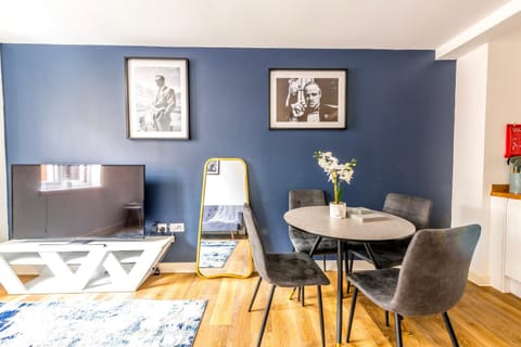 TV and multimedia, Living room, Seating area, Dining area