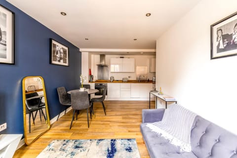 Kitchen or kitchenette, Living room, Seating area, Dining area, stove