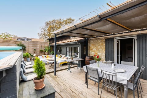 Property building, Balcony/Terrace, Living room