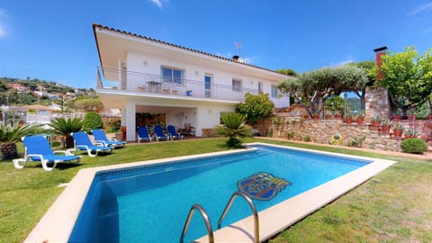 Property building, Garden, Swimming pool