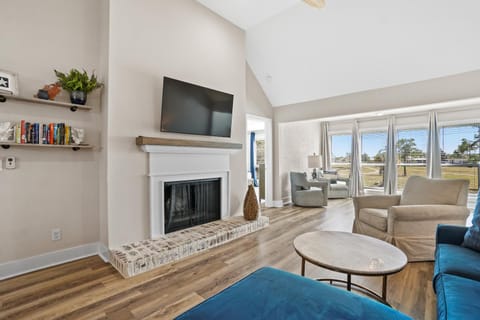 TV and multimedia, Living room, Decorative detail, Seating area, flat iron, locker, air conditioner