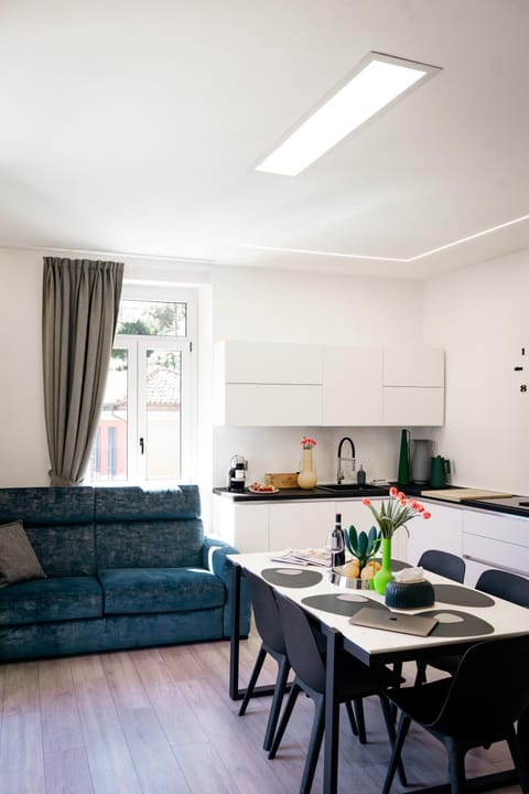 Kitchen or kitchenette, Living room, Seating area, Dining area