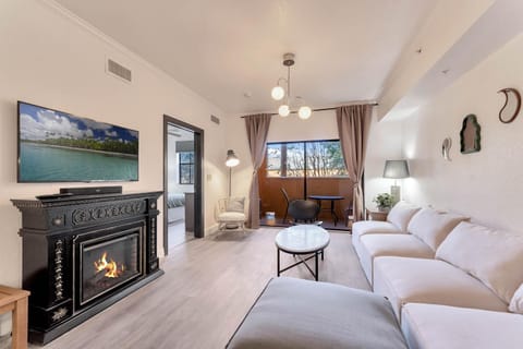 TV and multimedia, Living room, Seating area, flat iron