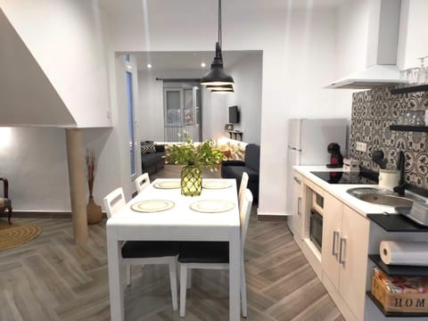 Kitchen or kitchenette, Dining area, pet friendly, stove