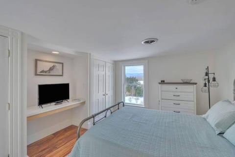 Huge Farmhouse with Heated Pool for Vacations and Retreats House in Massies Mill