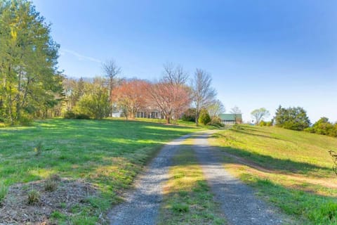 Huge Farmhouse with Heated Pool for Vacations and Retreats House in Massies Mill