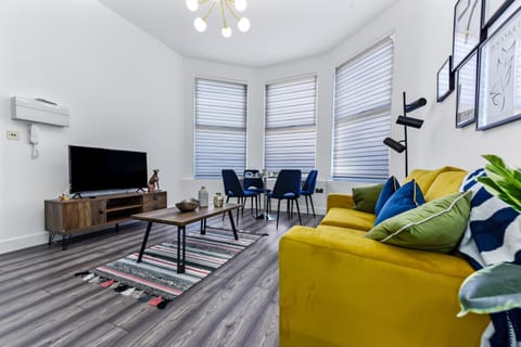 TV and multimedia, Living room, Seating area, Dining area