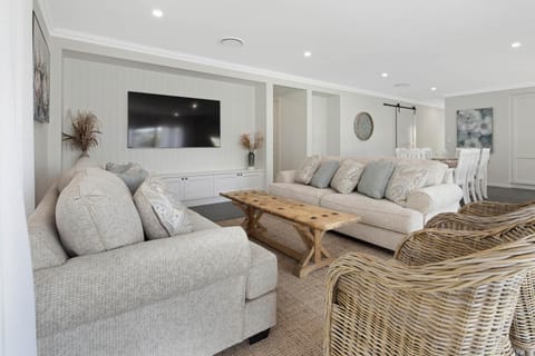 TV and multimedia, Living room, Seating area