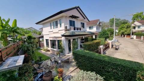 Property building, Neighbourhood, Garden, Street view