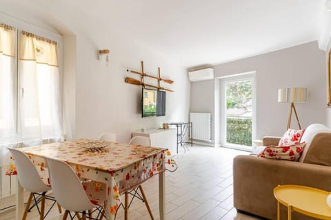 TV and multimedia, Living room, Dining area