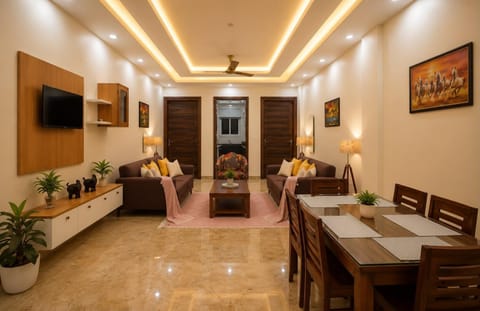 Communal lounge/ TV room, TV and multimedia, Living room, Seating area, Dining area, Evening entertainment, air conditioner