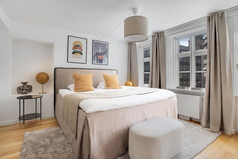 Bed, TV and multimedia, Living room, Seating area, Bedroom