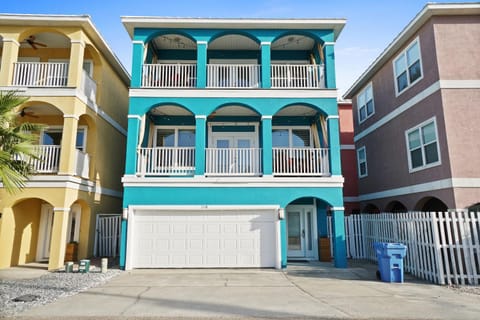 Property building, Facade/entrance, People, People, People, Neighbourhood, Balcony/Terrace, Guests, Guests, Guests, Area and facilities, Area and facilities, children, children, children, young children, young children, young children, older children, older children, older children, group of guests, group of guests, group of guests, Family, Family, Family, Parking