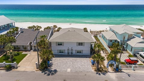 Property building, Day, Natural landscape, Bird's eye view, Beach, Sea view, Location, Parking