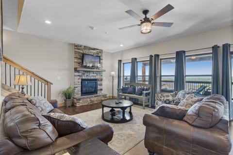 Lakefront Haven home Nature lodge in Branson