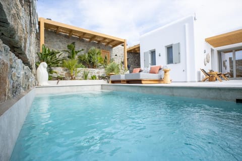 Property building, Day, Pool view, Swimming pool, sunbed