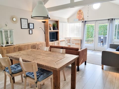 TV and multimedia, Seating area, Dining area