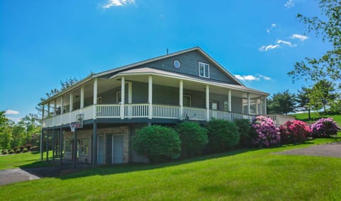 Property building, Facade/entrance, Garden, Parking