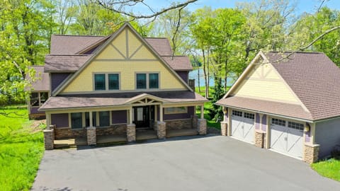 Property building, Facade/entrance, Natural landscape, Garden view, Lake view, Parking