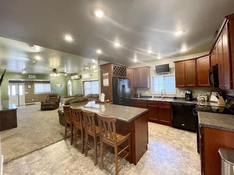 Coffee/tea facilities, Kitchen or kitchenette, Living room, Seating area, Dining area, dishwasher, minibar, oven, pet friendly, stove, toaster