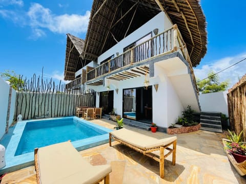 Property building, Patio, Day, Balcony/Terrace, sunbed